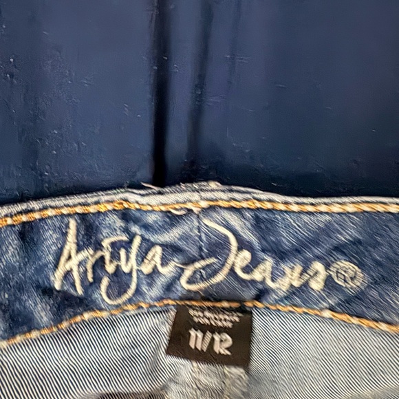 Ariya Women's Boot Cut Jeans in Faded Dark Blue Wash - Picture 4 of 4